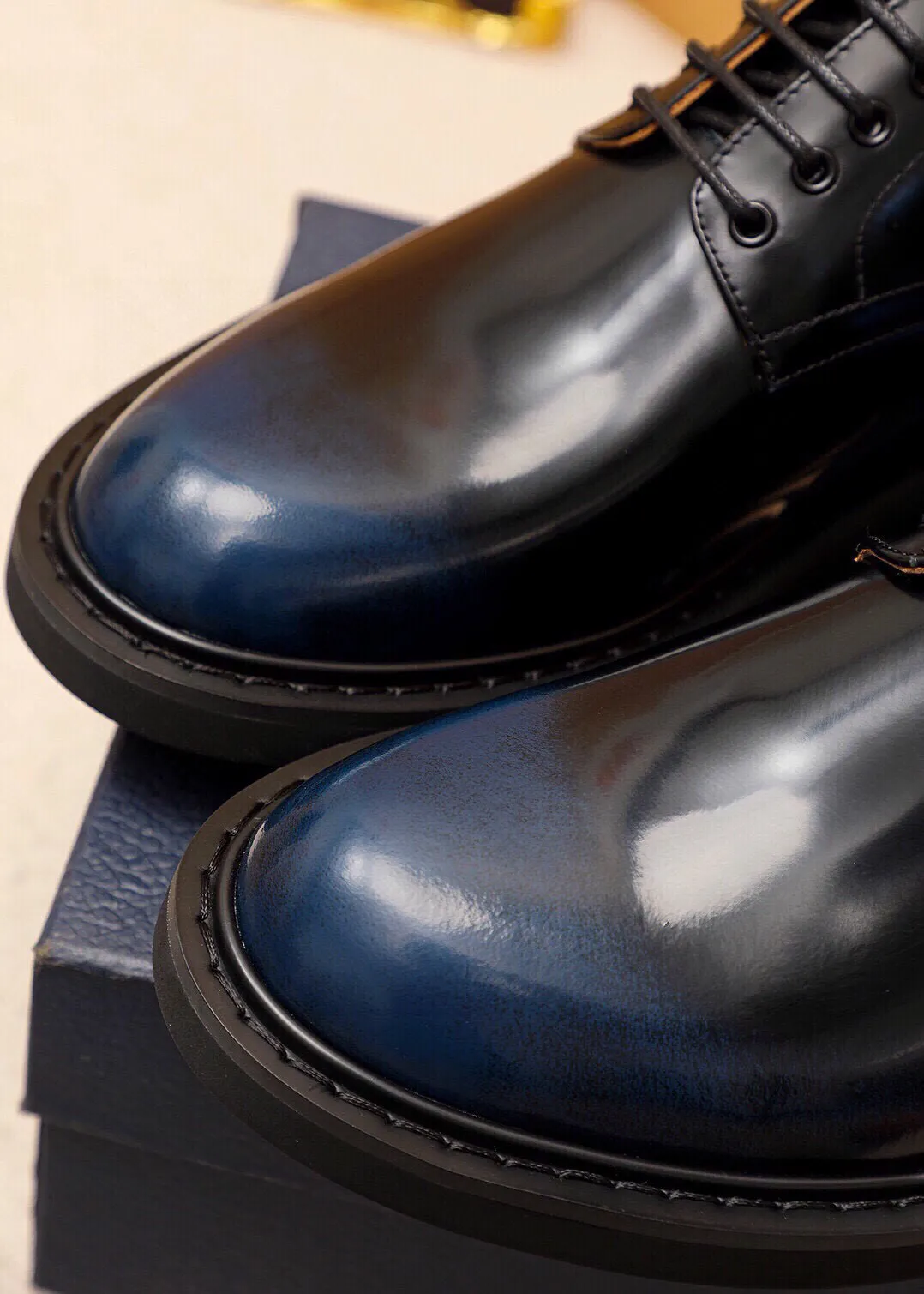 Men's shoes 💰580💐 Product trademark: Dior "Dior" business leather shoes Regular size: 39-44 (38.45🉑️customized) Product materials: Selected Italian imported first-layer open-edge beaded cowhide upper, imported water-dyed 🐂 cowhide lining. Strong three-dimensional visual effect, original outsole Color: 3 colors optional